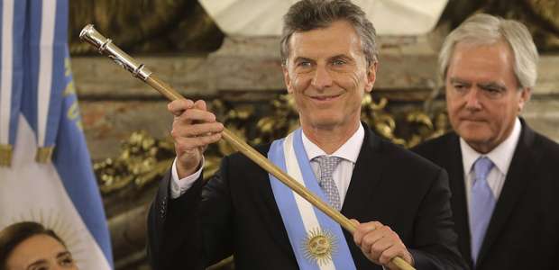 Macri reconoce desafíos al jurar como presidente