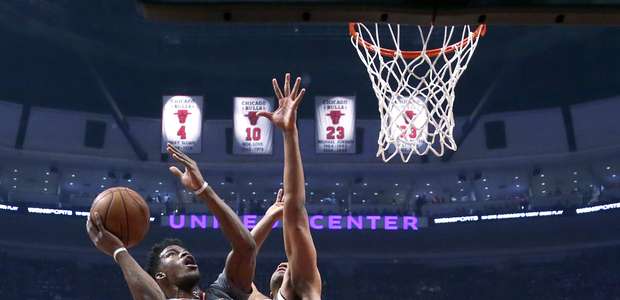 Butler anota 32 y Bulls doblegan a Bucks