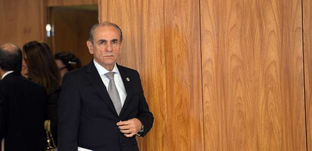 Conselhos devem arregaçar mangas contra zika, diz ministro