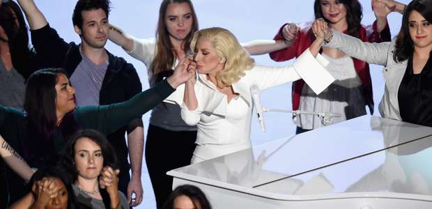 Após apresentação de Lady Gaga, atriz revela "anos de abuso"