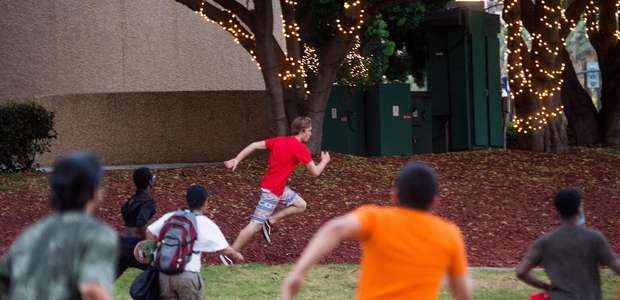 Golpean y lanzan huevos a partidarios de Trump en California