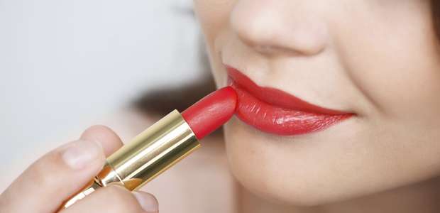 Mulheres que usam maquiagem ganham mais, diz estudo