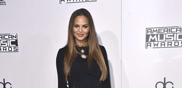 Chrissy Teigen se disculpa tras revelador accidente de ...