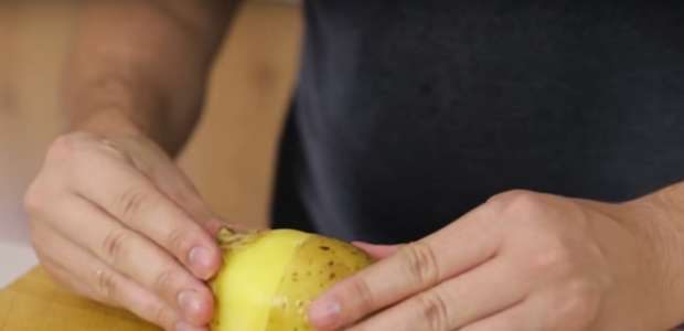 El mejor truco para pelar una papa rápidamente (VIDEO)