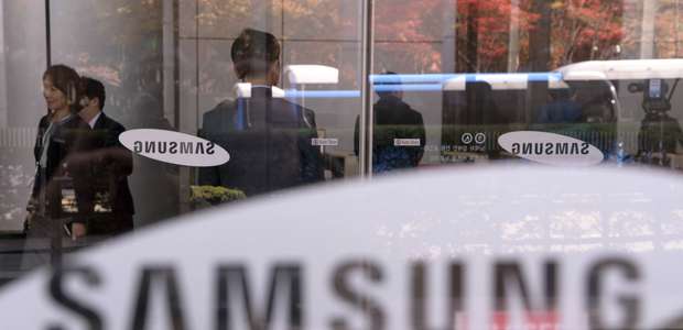 Fiscales allanan oficina de Samsung