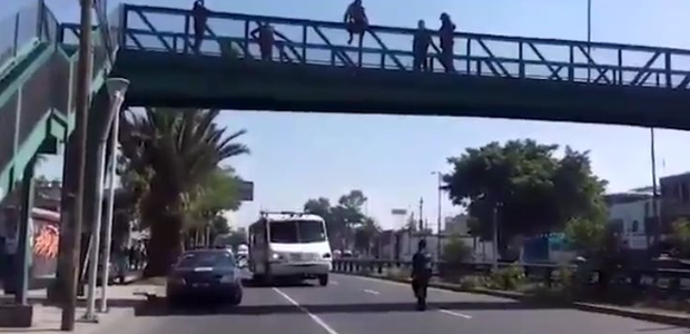 Descubre a su esposa con su ex y amenaza con tirarse de ...