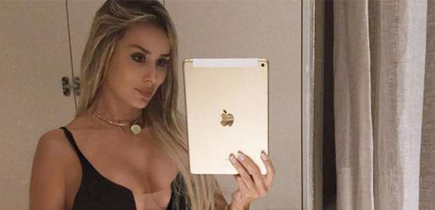 Grávida, Letícia Santiago posa com vestidinho justo