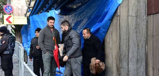 Parentes se desesperam diante da boate atacada em Istambul