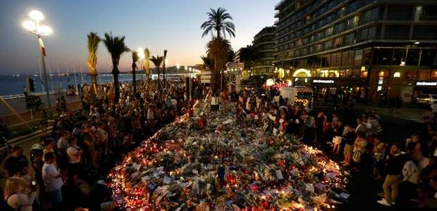 França condecora heróis do atentado de Nice
