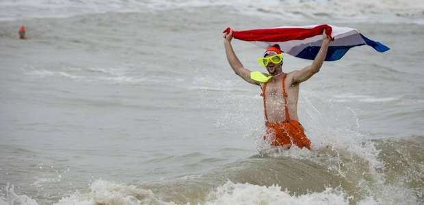 Milhares saúdam 2017 na Holanda com mergulho no mar gelado