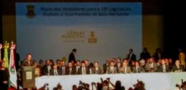 Kalil toma posse e pede "juízo" aos vereadores em BH