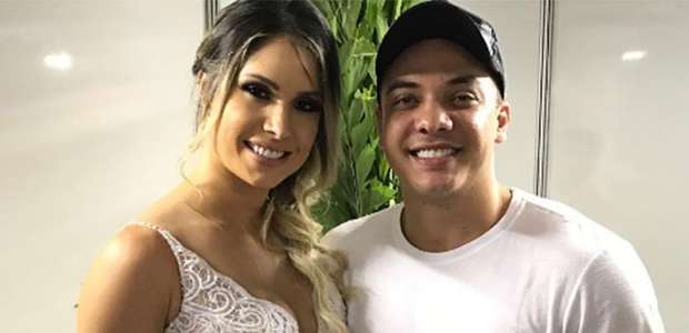 Wesley Safadão posa com a mulher e se derrete