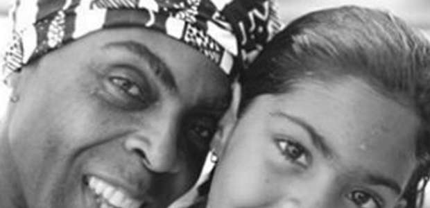 Gilberto Gil parabeniza Bela Gil com foto antiga