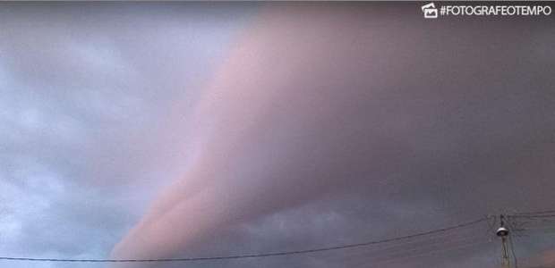 Nuvem funil se forma em Londrina (PR)