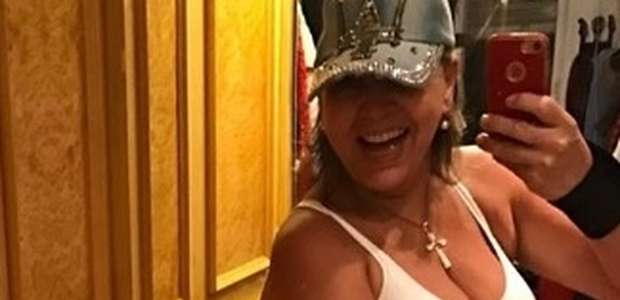 Roberta Miranda faz selfie seminua e ganha elogios