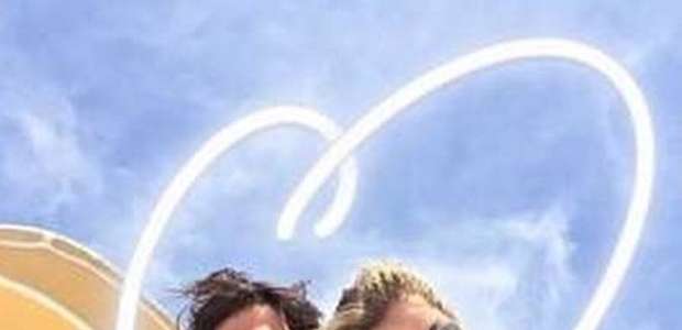 Namorada curte férias com Kaká e os filhos