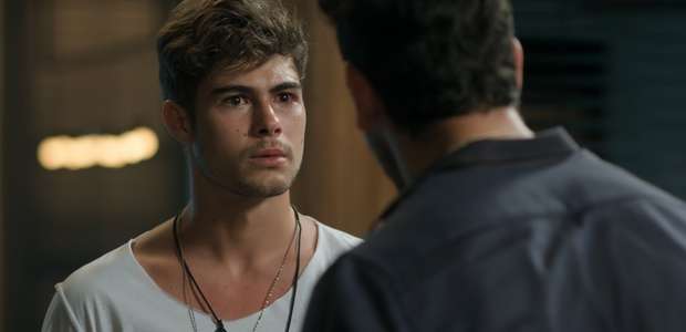 "Rock Story": Léo questiona Lázaro ao saber de paixão