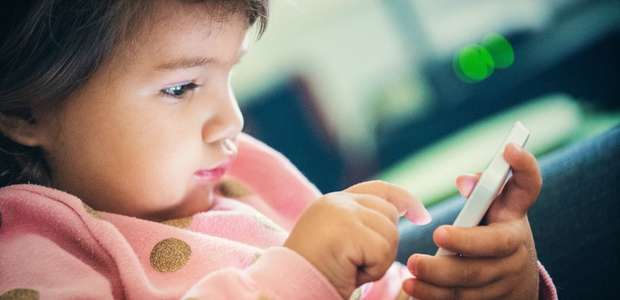 Crianças que brincam com celulares e tablets dormem menos