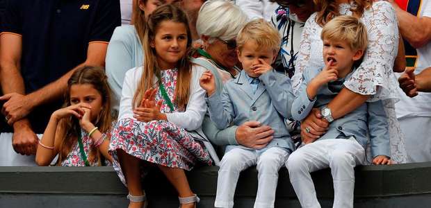 Pais devem vestir gêmeos com roupas iguais?