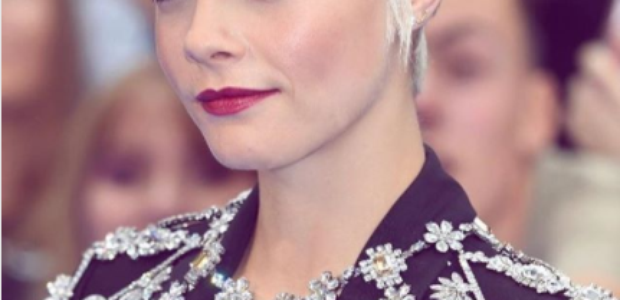Os cabelos bafônicos da Cara Delevingne