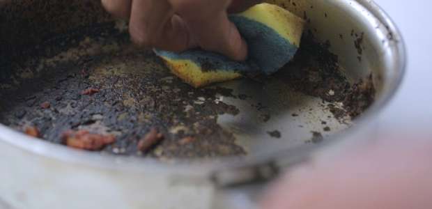 Queimou a panela? Veja como deixá-la novinha