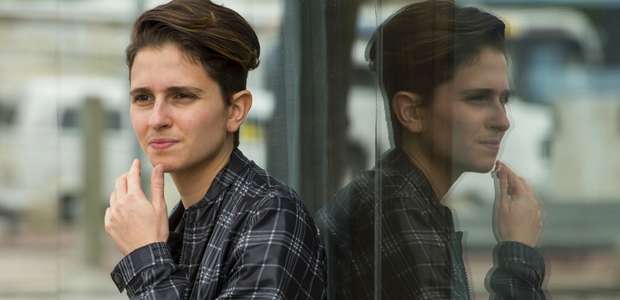 Autora desafia público conservador com trans homem grávido