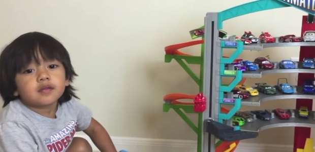 O menino de 6 anos que ganha R$ 36 milhões ao ano ...