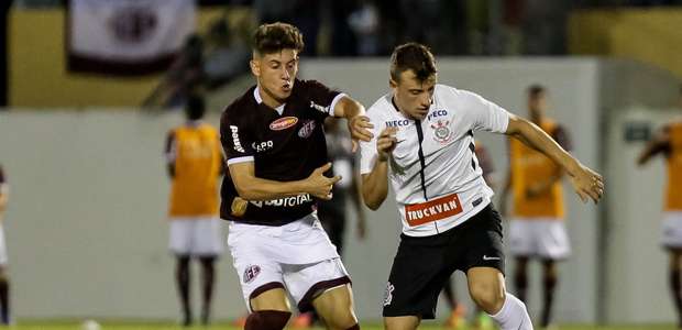 Corinthians empata no fim e termina em 1º em seu grupo