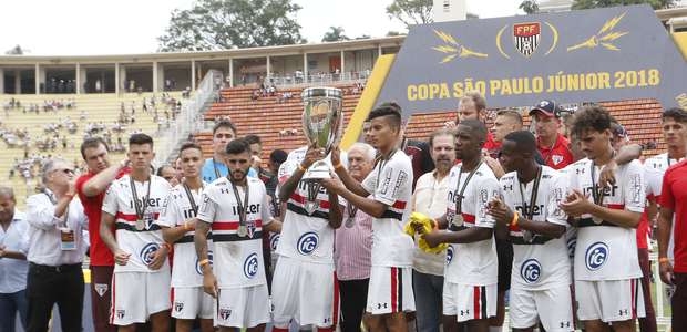 Leco ouve vaias e é xingado por são-paulinos no Pacaembu