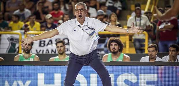 Presidente da CBB paga do bolso salário do técnico do Brasil