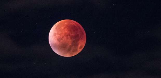Veja os memes com o eclipse lunar desta sexta