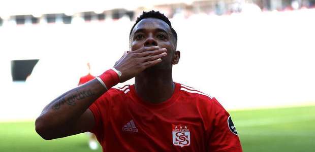 Em grande estilo, Robinho encerra jejum de gols e ...
