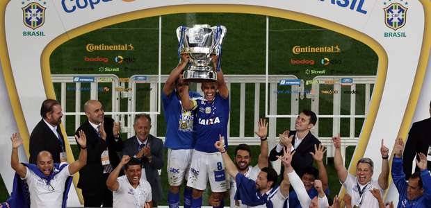 Títulos, tropeços e vexames: 2018 dos brasileiros no futebol