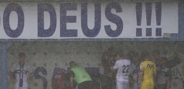 Jogador é atingido por raio na Copinha e sai de ambulância