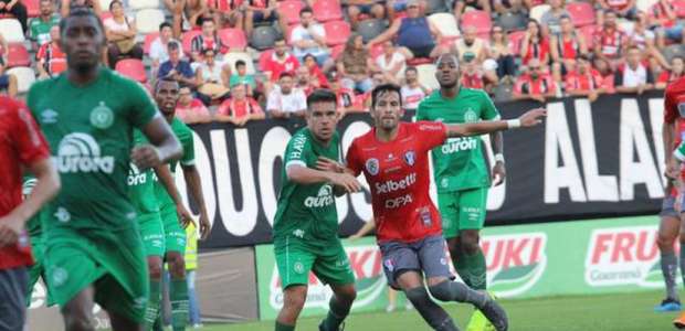 Com gols no fim, Chape bate Joinville e dorme na ...