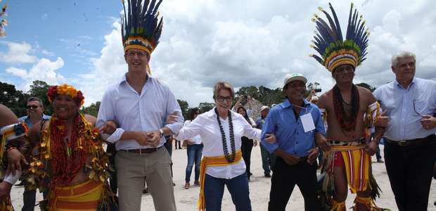 Ministros de Meio Ambiente e Agricultura dançam com índios