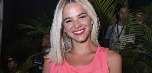 Loira, Marquezine surge requebrando até o chão em Salvador