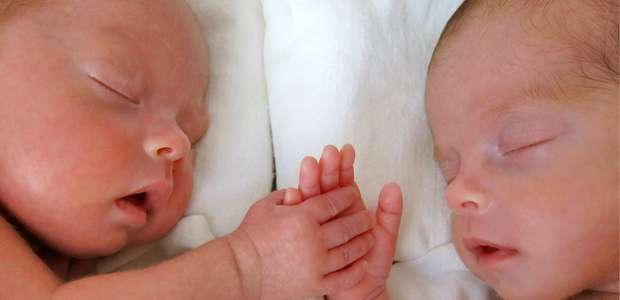 A delicada cesariana feita em bebê para retirar feto 'gêmeo'