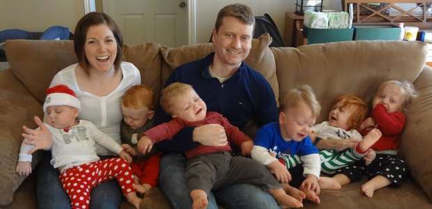 Casal descreve o 'caos controlado' de criar sêxtuplos