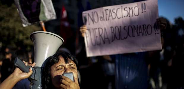 Polícia chilena usa bombas para dispersar manifestação ...