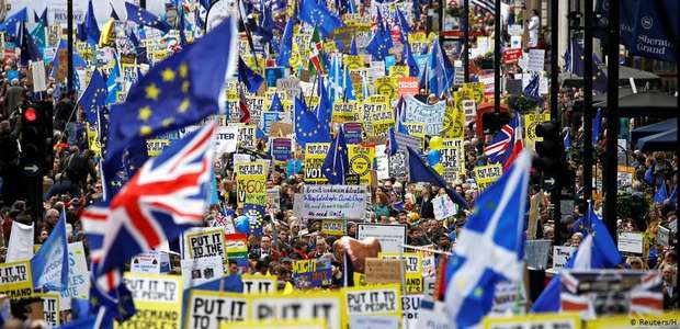 Brexit: Milhares protestam em Londres para exigir ...