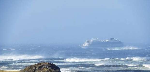 Falha de motor bloqueia 1,3 mil pessoas em navio na Noruega