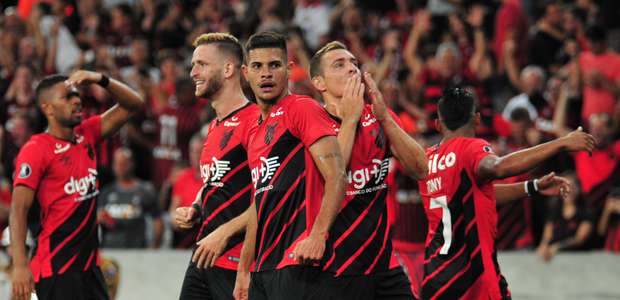 Com três de Marco Ruben, Athletico atropela o Boca na ...