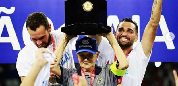 Funcionário ergue taça e atitude do Bahia recebe elogios