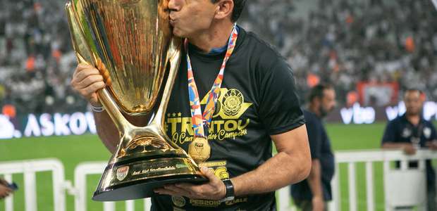 Carille admite que arriscou pouco e promete mudança