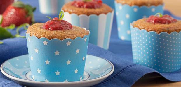 Bolinho de Limão com Chia e Geleia de Morango