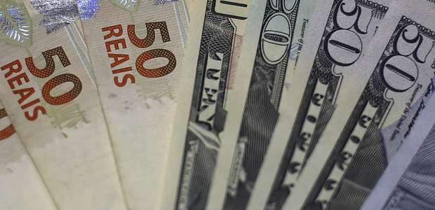 Dólar cai para R$ 3,88 com aposta em corte de juros nos EUA