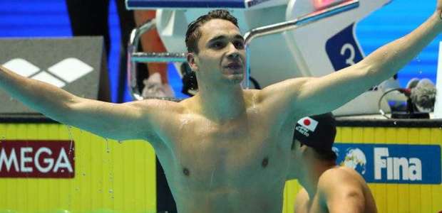 Nadador de 19 anos quebra recorde de Michael Phelps