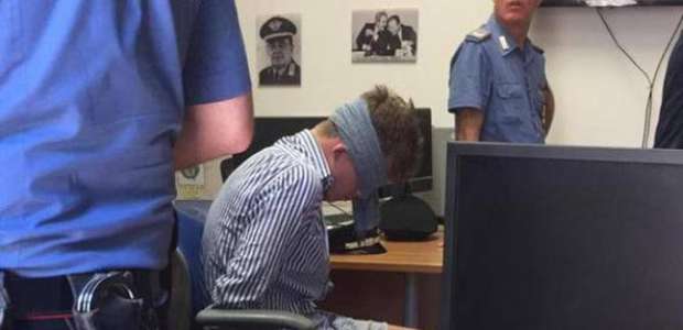 Americano que matou policial na Itália é fotografado vendado