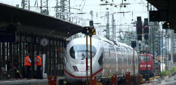 Criança morre após ser empurrada em trilho de trem com a mãe